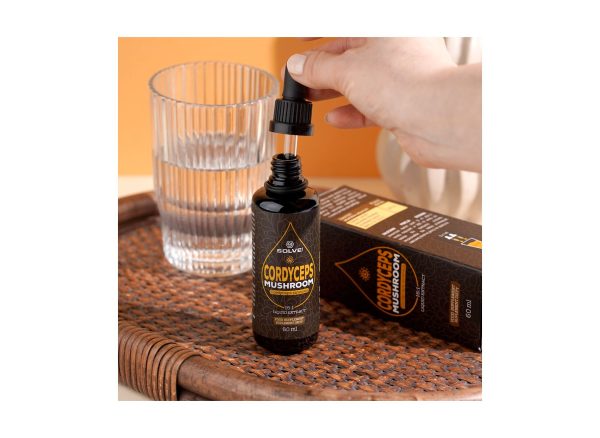 Solve Labs Cordyceps — buteleczka z pipetą, ujęcie z bliska