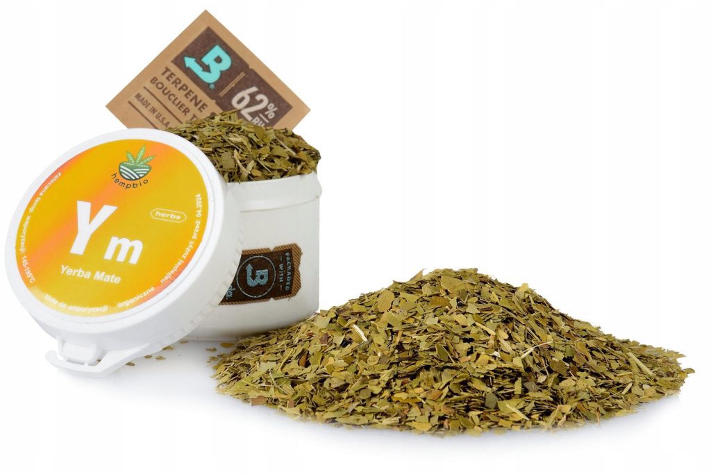 Yerba mate - susz do aromaterapii HempBio w zamkniętym pojemniku, obok kopca suszu i karty Boveda