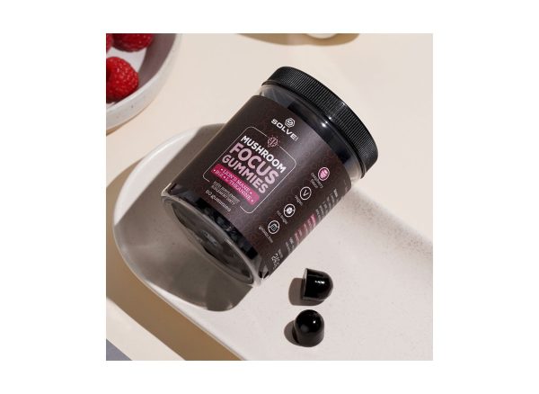 Mushroom Focus Gummies – Ansicht der Gummibärchen auf einem Teller, Igelstachelbart und B12
