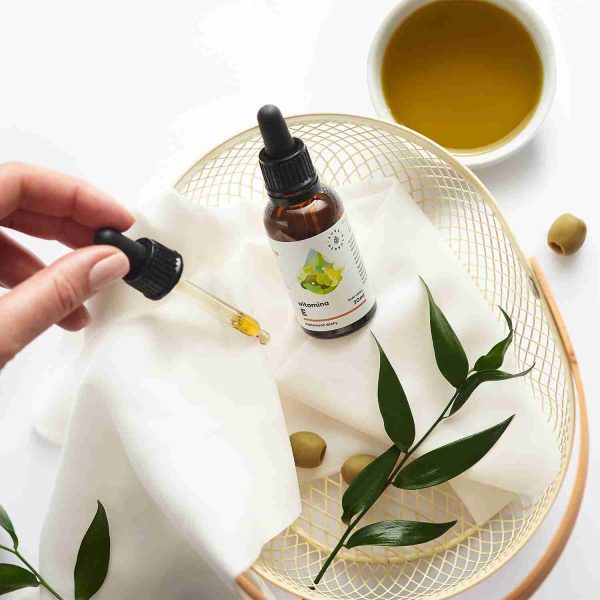 Witamina E, krople 30 ml: produkt konopny ubucha.pl Krople witamina E: etykieta z dawkowaniem i bazą oliwy z oliwek