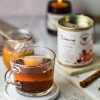 Zimowa herbata ziołowa: produkt konopny ubucha.pl Zimowa herbata ziołowa: sypka mieszanka korzenna, ujęcie z bliska
