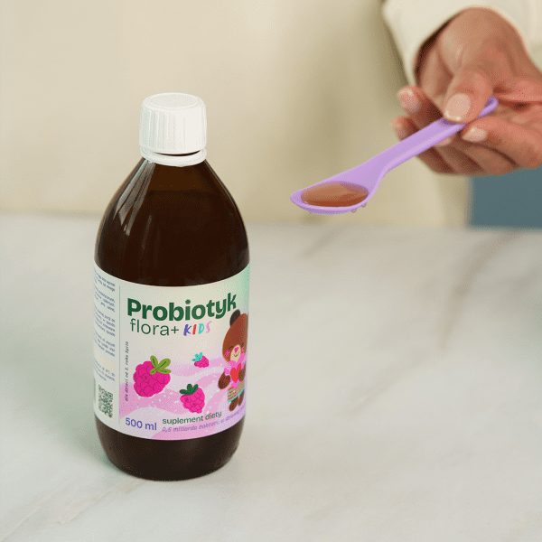 Probiotyk Flora+ KIDS: produkt konopny ubucha.pl Flora+ KIDS: ujęcie etykiety probiotyku Pasieki Rodziny Sadowskich