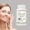 Shilajit mumio himalajskie wegański — kapsułki na dłoni