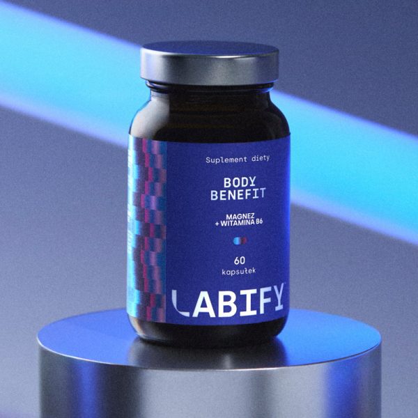 LABIFY Body Magnez+ - zdjęcie 8 LABIFY Body Magnez+ - butelka 60 kapsułek na granatowym podeście w niebieskim świetle