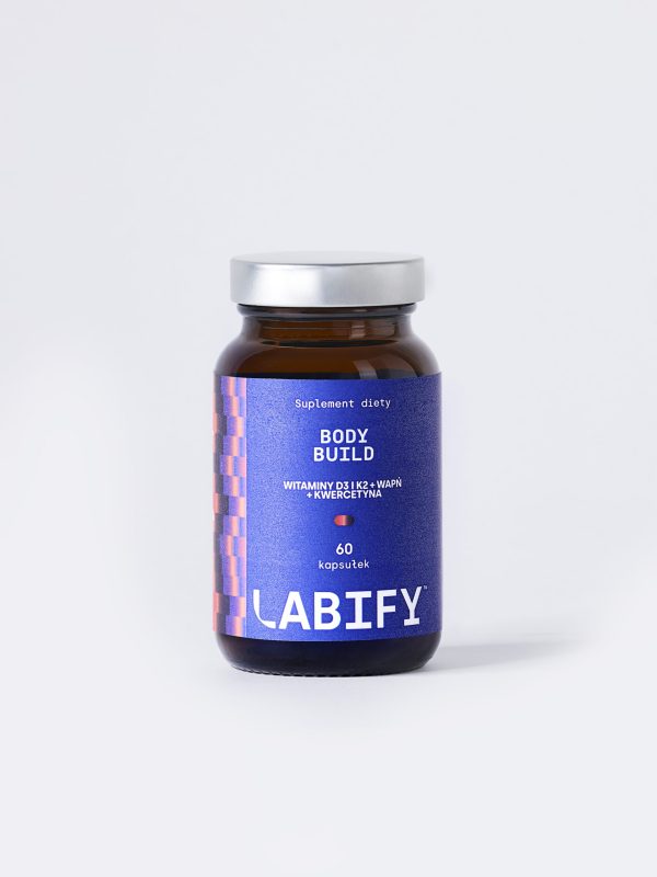 LABIFY Body D3+ - zdjęcie 3 LABIFY Body D3+ - butelka 60 kapsułek na jasnoszarym tle, ujęcie z dystansu