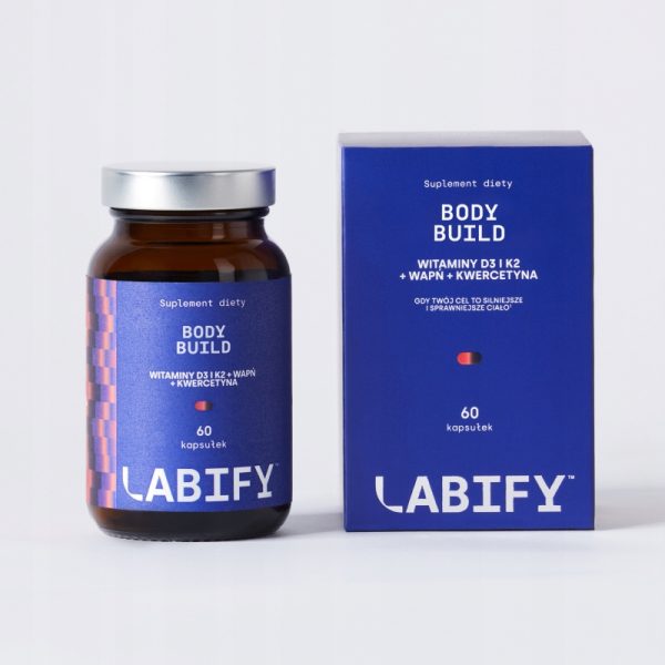 LABIFY Body D3+ - zdjęcie 6 LABIFY Body D3+ - butelka 60 kapsułek i pudełko ustawione obok siebie na szarym tle