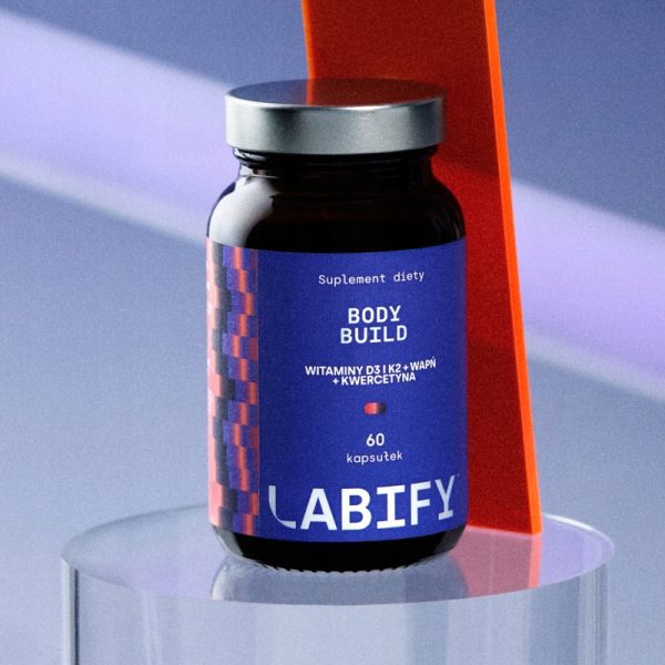 LABIFY Body D3+ - zdjęcie 8 LABIFY Body D3+ - butelka 60 kapsułek na szklanym podeście w niebiesko-czerwonym świetle