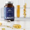 LABIFY Body Omega 3+ - zdjęcie 3 LABIFY Body Omega 3+ - butelka za probówkami, kapsułki żelowe rozsypane na blacie