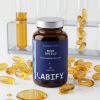 LABIFY Body Omega 3+ - zdjęcie 6 LABIFY Body Omega 3+ - butelka pośród żółtych kapsułek żelowych i probówek ze statywem