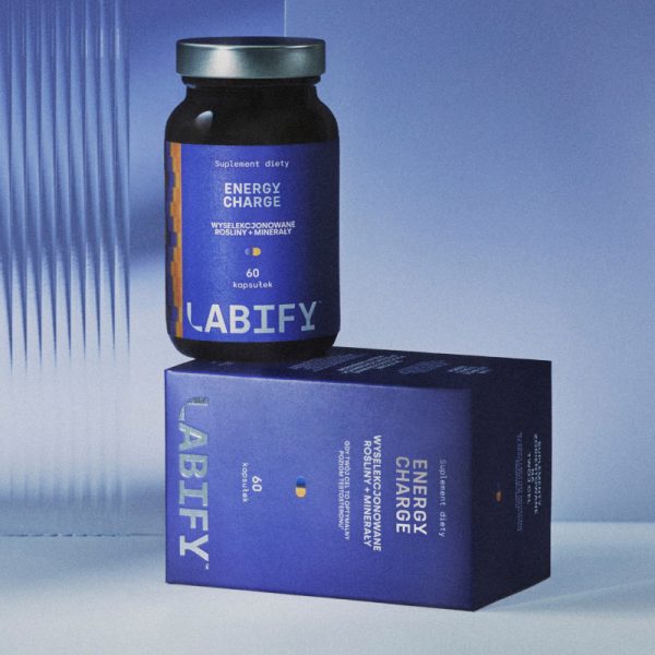 LABIFY preparat z linii Energy - zdjęcie 4 LABIFY preparat z linii Energy - butelka i pudełko na niebieskim tle z żebrowaną szybą
