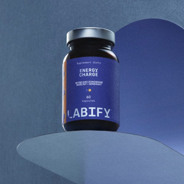 LABIFY preparat z linii Energy - zdjęcie 5 LABIFY preparat z linii Energy - butelka na granatowym podeście z geometrycznym cieniem