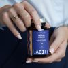 LABIFY preparat z linii Energy - zdjęcie 6 LABIFY preparat z linii Energy - dłonie trzymające butelkę 60 kapsułek, kadr z bliska