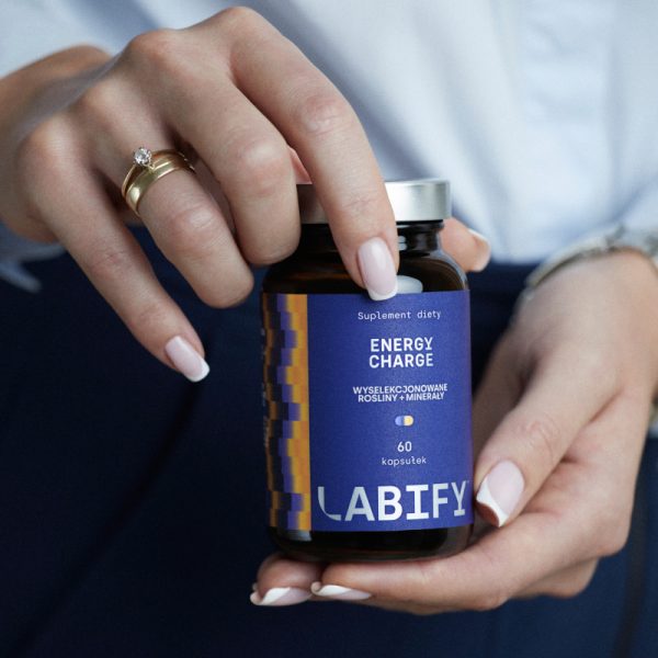 LABIFY preparat z linii Energy - zdjęcie 6 LABIFY preparat z linii Energy - dłonie trzymające butelkę 60 kapsułek, kadr z bliska