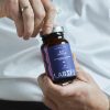 LABIFY Gut Shield - zdjęcie 7 LABIFY Gut Shield - dłonie mężczyzny odkręcające butelkę 60 kapsułek