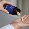 LABIFY Mind Focus+ - zdjęcie 4 LABIFY Mind Focus+ - dłoń wysypująca kapsułki z butelki na otwartą dłoń