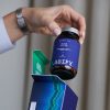 LABIFY Mind Focus+ - zdjęcie 5 LABIFY Mind Focus+ - dłoń wyjmująca butelkę z kartonowego pudełka