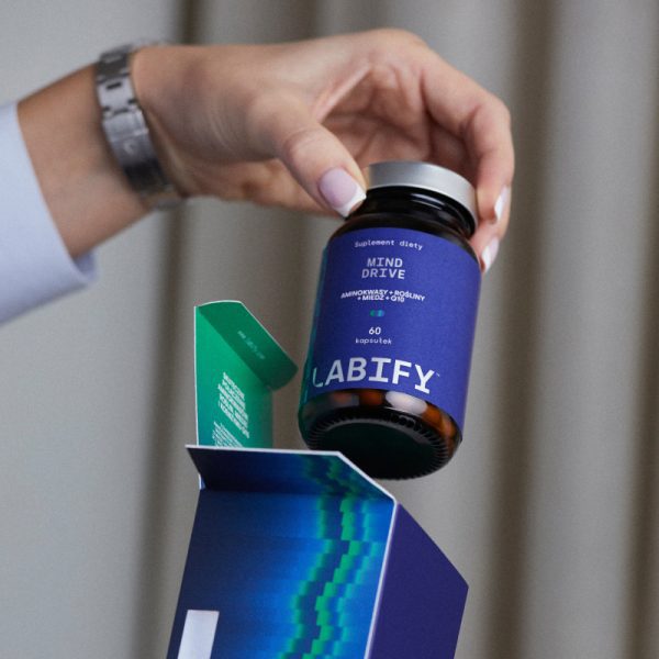 LABIFY Mind Focus+ - zdjęcie 5 LABIFY Mind Focus+ - dłoń wyjmująca butelkę z kartonowego pudełka