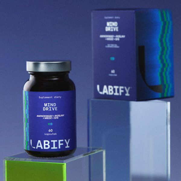 LABIFY Mind Focus+ - zdjęcie 6 LABIFY Mind Focus+ - butelka i pudełko na szklanych kostkach, granatowe tło