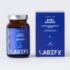LABIFY Mind Sleep+ - zdjęcie 3 LABIFY Mind Sleep+ - butelka 60 kapsułek obok granatowego pudełka, białe tło