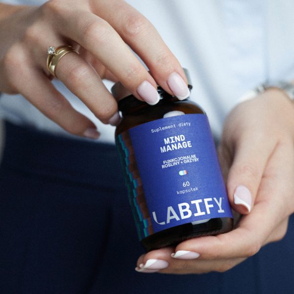 LABIFY Mind Sleep+ - zdjęcie 5 LABIFY Mind Sleep+ - dłonie trzymające butelkę 60 kapsułek, kadr z bliska