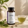 LABIFY L-teanina MONO - zdjęcie 5 LABIFY L-teanina MONO - butelka obok szklanej filiżanki herbaty, liście i kapsułki na blacie