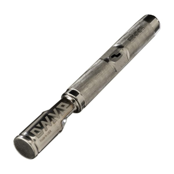 810086751556_02_biale_tlo Pióro DynaVap The M7 ułożone po skosie, widoczny napis Made in USA na końcówce