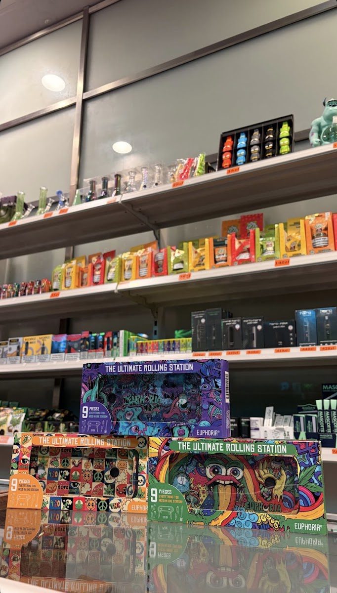 Cannabis-Shop — Metro Stadion Narodowy Regale im Shop u Bucha am Stadion Narodowy