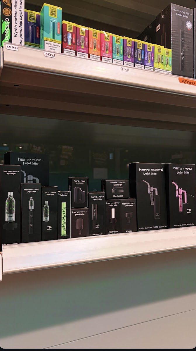 Cannabis-Shop — Metro Stadion Narodowy Regal mit Geräten im Shop u Bucha am Stadion