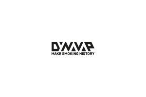 DynaVap: czarny napis DYNAVAP z liter zbudowanych z trójkątów, pod nim hasło Make Smoking History, na białym tle