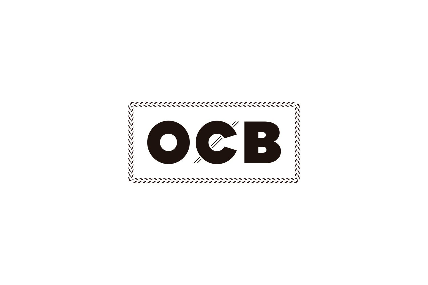 OCB: gruby czarny napis OCB z ukośnymi kreskami na literze C, w prostokątnej ramce przypominającej plecionkę, na białym tle