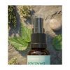 Cosma Pure Herbs Pokrzywa: zbliżenie na zakraplacz/pompkę butelki na tle kamienia i suszonych ziół Cosma Pure Herbs Pokrzywa: zbliżenie na zakraplacz/pompkę butelki na tle kamienia i suszonych ziół