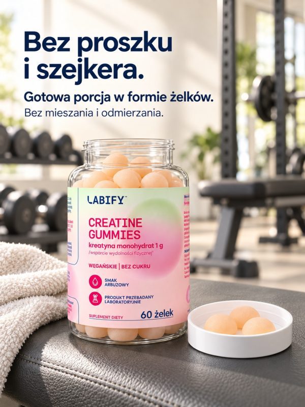 Słoik Creatine Gummies na ławce w siłowni, napis: bez proszku i szejkera, gotowa porcja w formie żelków