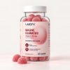 Magne Gummies Labify: słoik 60 żelków z magnezem i dwa truskawkowe żelki obok, jasne tło Magne Gummies Labify: słoik 60 żelków z magnezem i dwa truskawkowe żelki obok, jasne tło