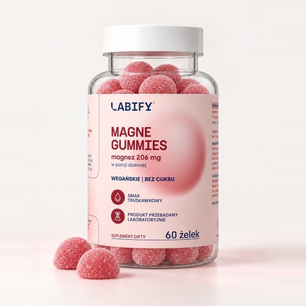 Magne Gummies Labify: słoik 60 żelków z magnezem i dwa truskawkowe żelki obok, jasne tło