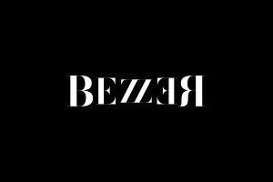 BEZZER: biały szeryfowy napis BEZZER z odwróconymi literami E i R na czarnym tle