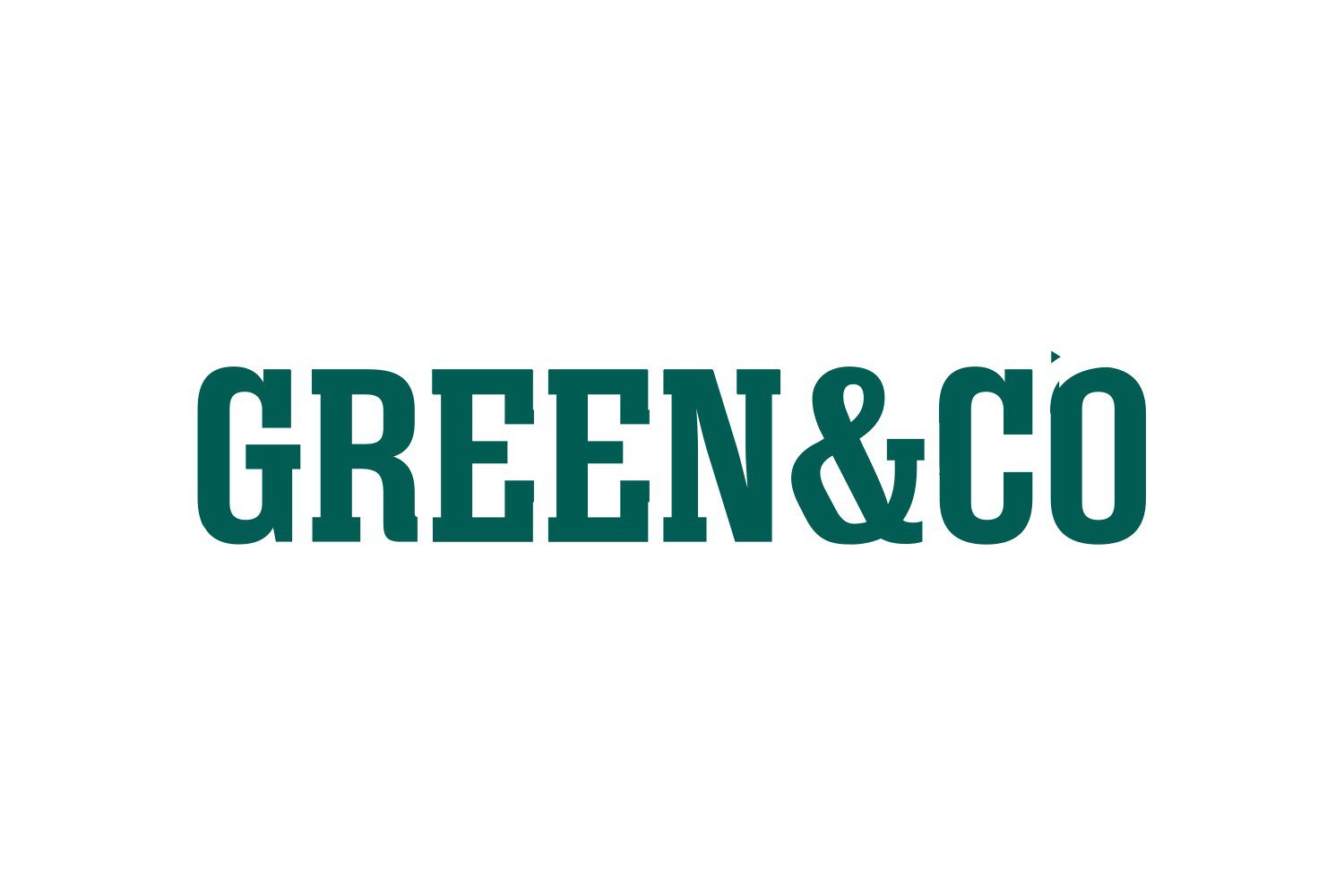 Brands at u Bucha Green&Co: ciemnozielony napis GREEN&CO wersalikami, pogrubionym krojem szeryfowym