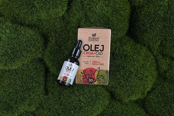 Olej RAW pełne spektrum 1000 mg RAW pełne spektrum 30 ml Kombinat Konopny olej RAW 1000 mg, opakowanie i pipeta z bliska