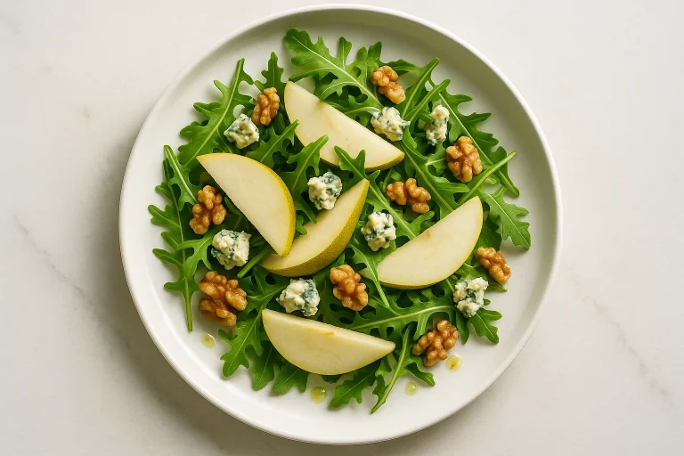 Salat mit Birne, Blauschimmelkäse und Hanföl Salat mit Birne, Blauschimmelkäse und Hanföl