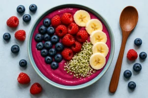 Smoothie bowl z owocami i nasionami konopi – kolorowe śniadanie